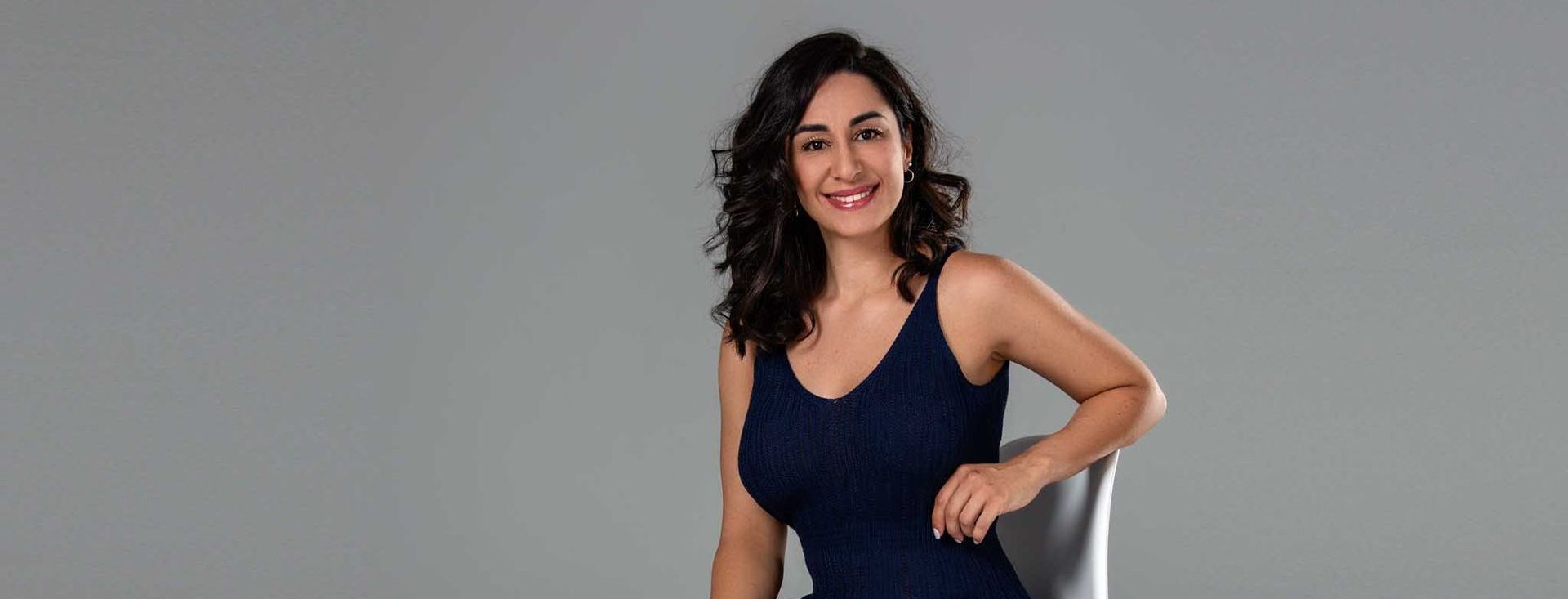 Un escritorio con una computadora portátil y una computadora encima.