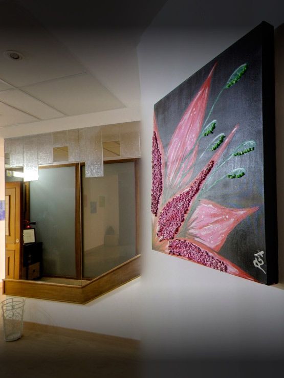 Un cuadro de una flor está colgado en una pared.