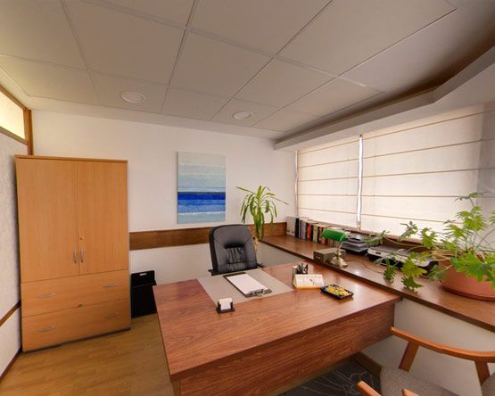 Una oficina con un escritorio y una silla y una ventana.