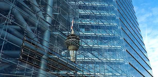 Bâtiment en verre avec un échafaudage.