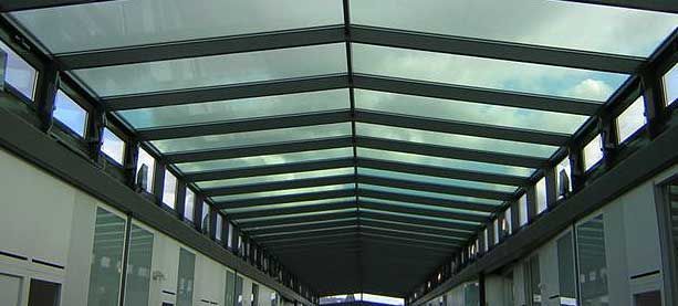 Bâtiment avec un grand couloir au toit en verre.