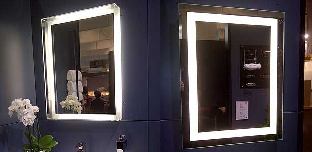 Miroirs éclairés dans une salle de bains.
