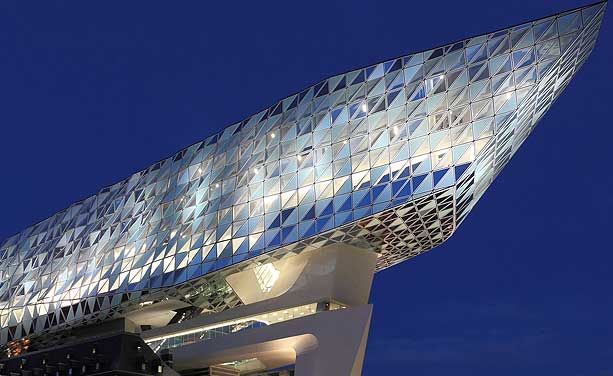 Bâtiment à la forme de bâteau en verre.