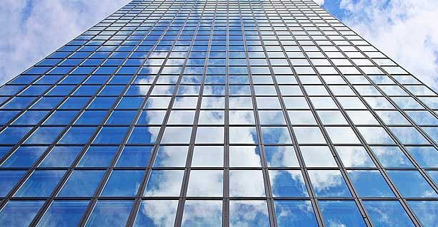 Façade d'un building vitré.