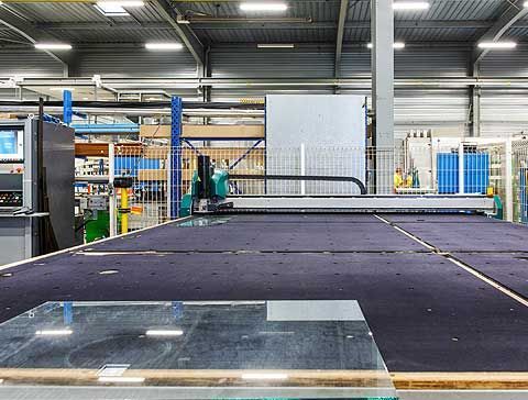 Machine permettant de couper du verre.