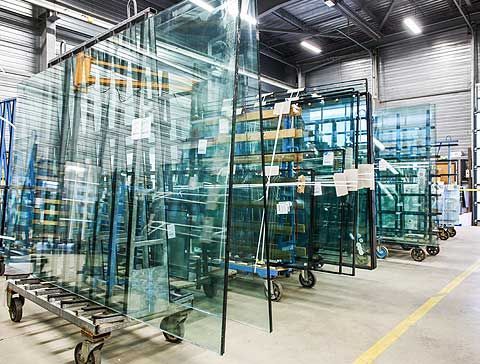 Plaques de verre dans un atelier.