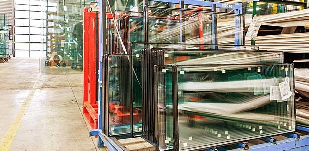 Plusieurs plaques de verre dans un atelier.