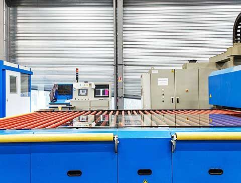 Plaque de verre sur un tapis roulant.