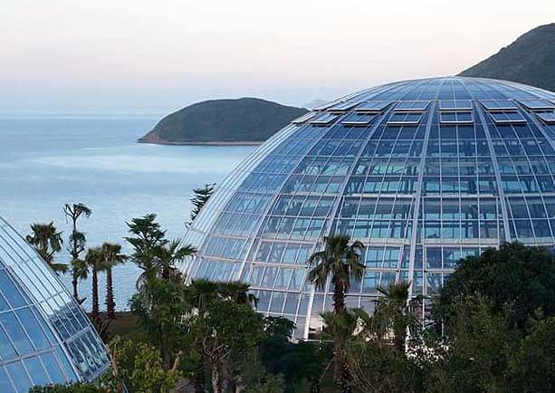 Un dôme de verre près de la mer.