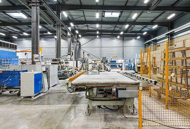 Machines dans l'atelier de Normanver Glass.