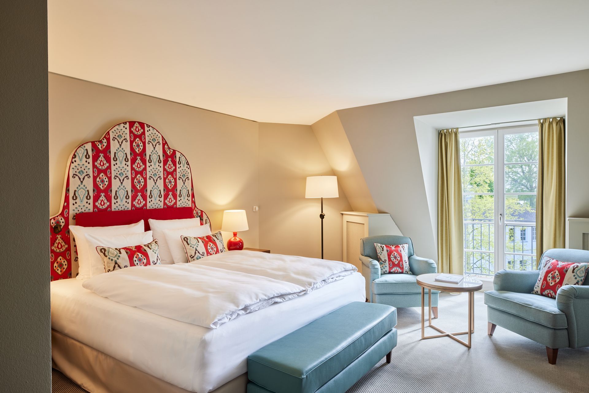 Doppelzimmer mit Blick auf Hotelgarten und Außenpool