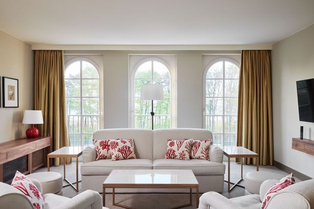 Suite Meerseite ohne Balkon - Blick in den Wohnbereich mit Couch und zwei Sesseln 