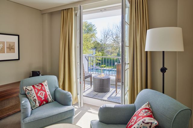 Doppelzimmer  Parkseite mit Balkon und Blick auf den Hotelgarten und Außenpool im Strandhotel Zingst