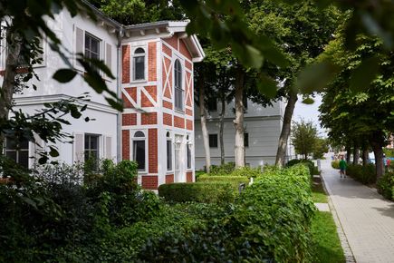 Kapitänshaus von Außen Kapitänshaus von Außen eingebettet vom grünem Hotelgarten