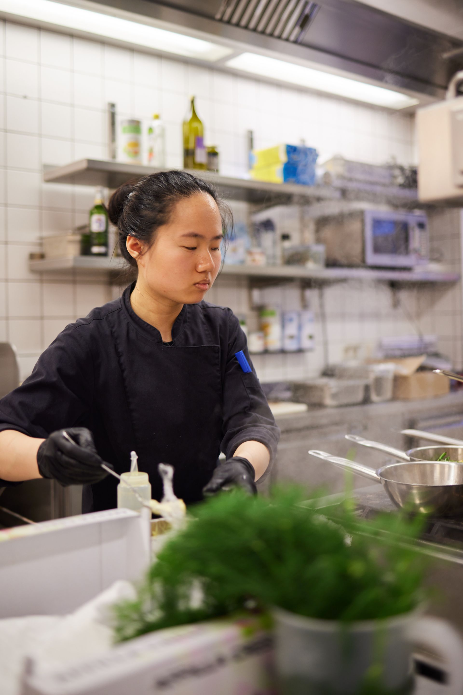 Köchin beim zubereiten von Gerichten