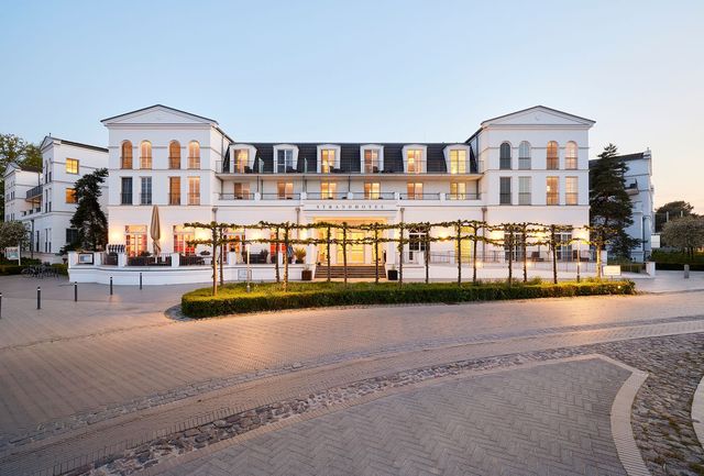 Außenansicht Strandhotel Zingst, frontal.