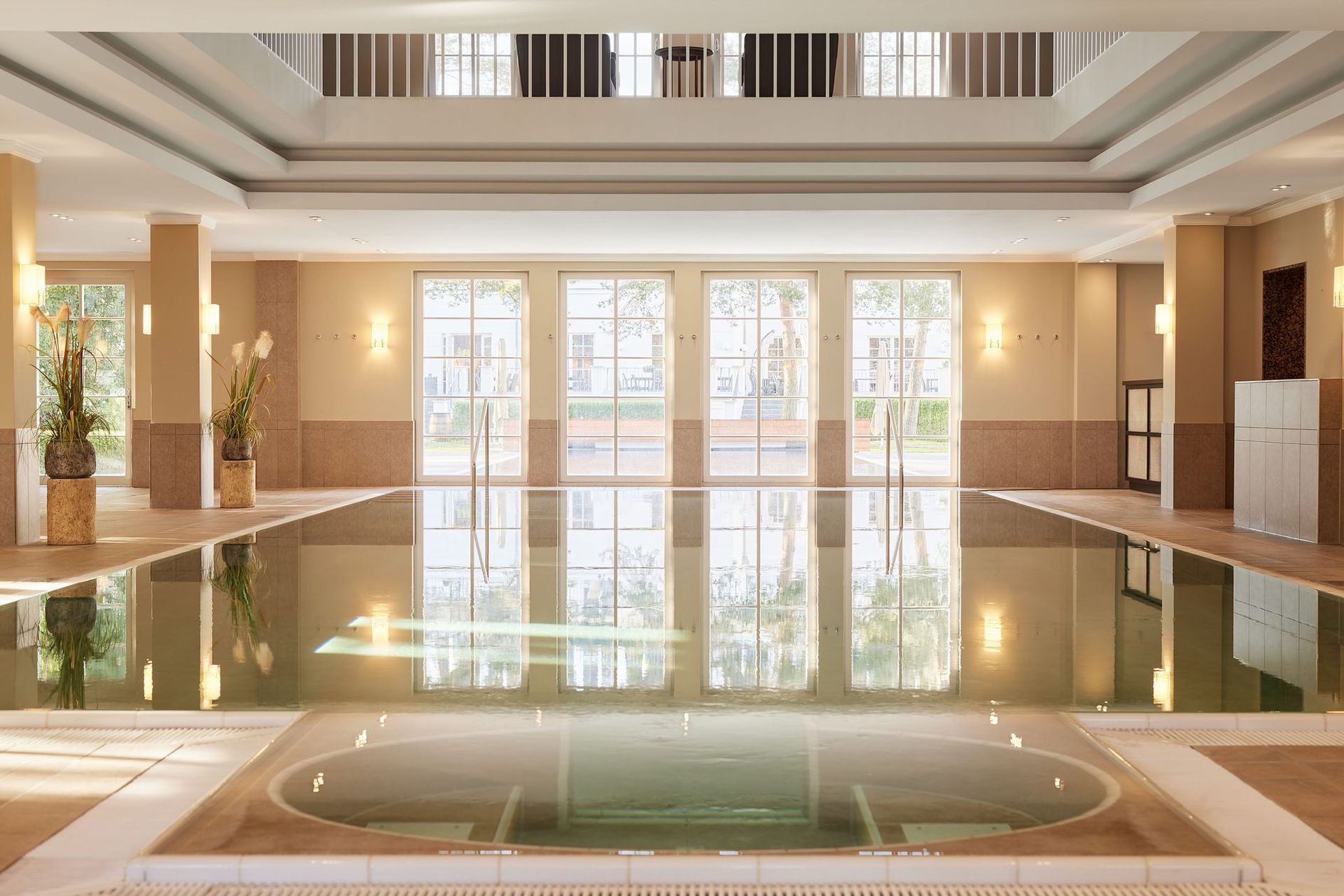 Wellnesspavillon eines Hotels mit Pool an der Ostsee mit Blick auf den Innen- und Außenpool.