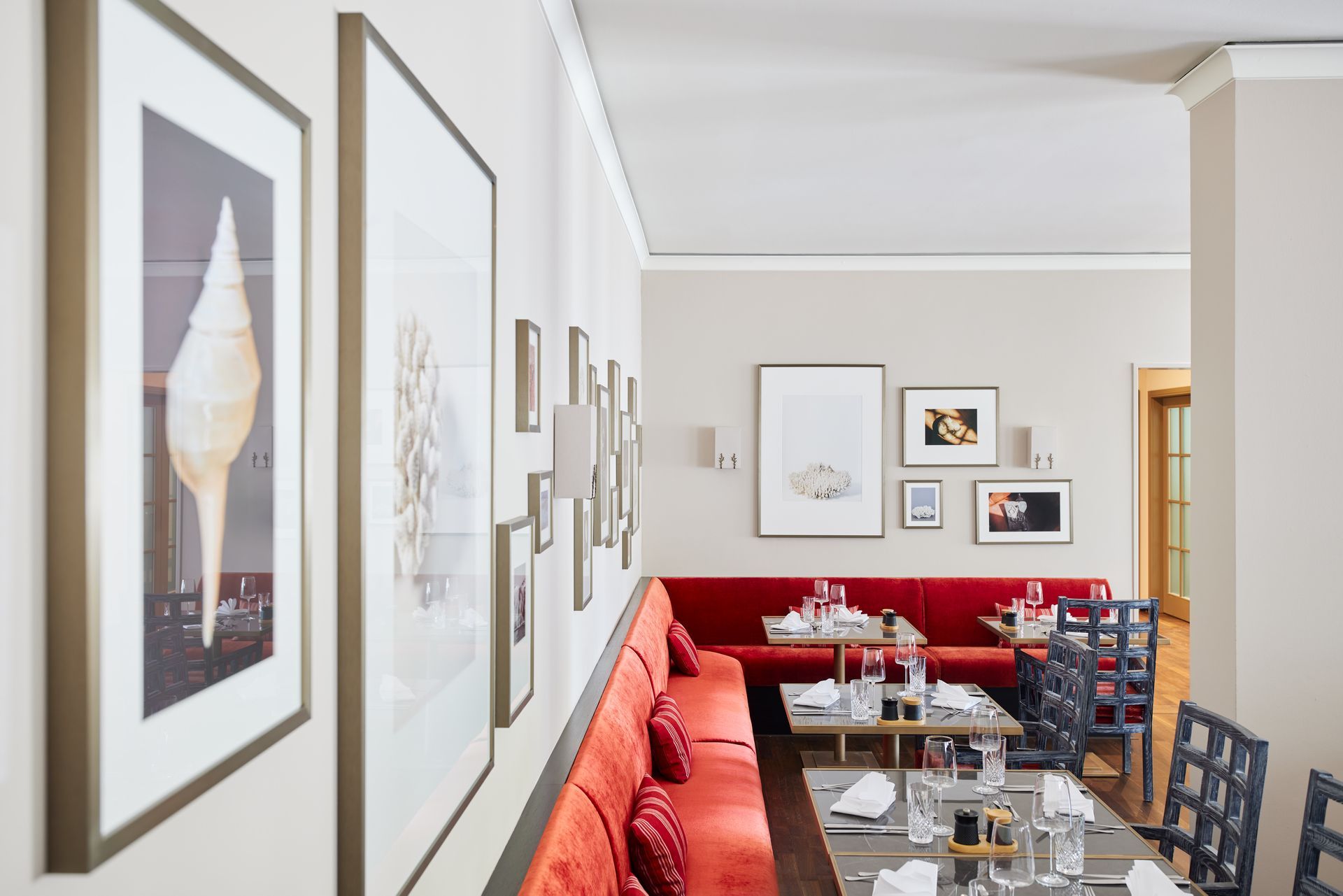 Kulinarisch Reisen im Restaurant Nautica Restaurant Nautica mit roten Sitzmöbel im Strandhotel Zingst