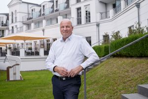 Hoteldirektor Kai Harmsen Hotelgarten Außenpool Ostsee