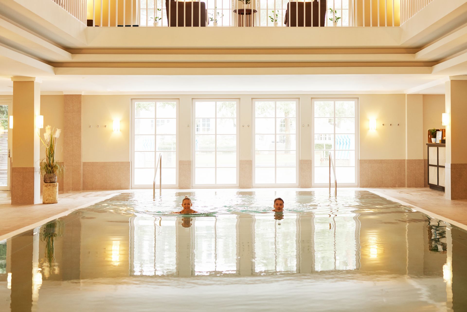 Paar schwimmt im Innenpool des Wellnesspavillons im Strandhotel Zingst
