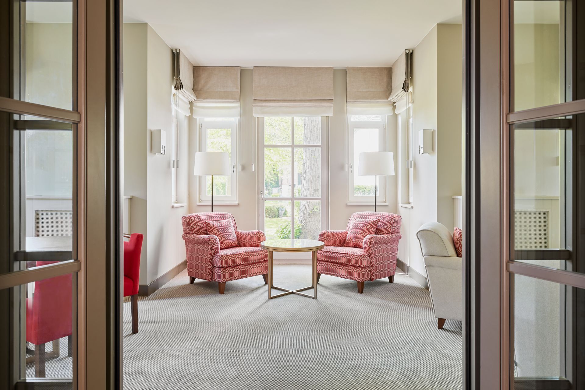 Suite im Kapitänshaus Kapitänssuite im Strandhotel Zingst. Blick in den Wohnbereich auf zwei Sessel