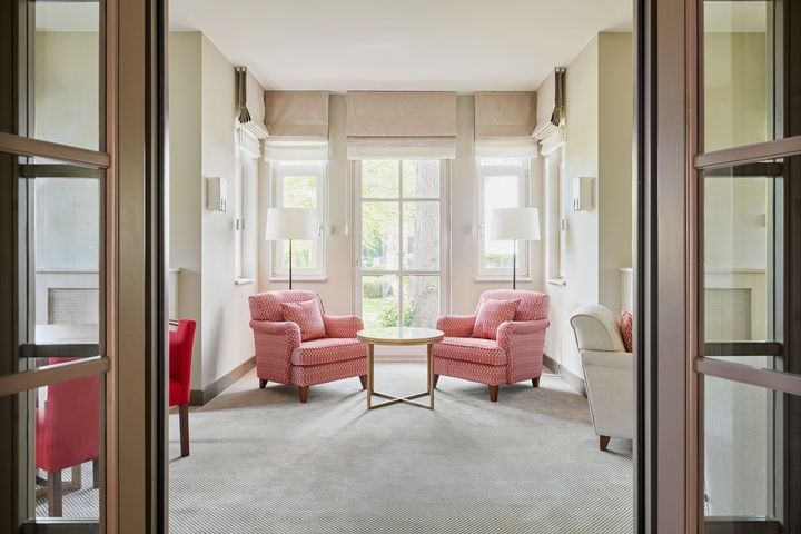 Suite im Kapitänshaus Kapitänssuite im Strandhotel Zingst. Blick in den Wohnbereich auf zwei Sessel