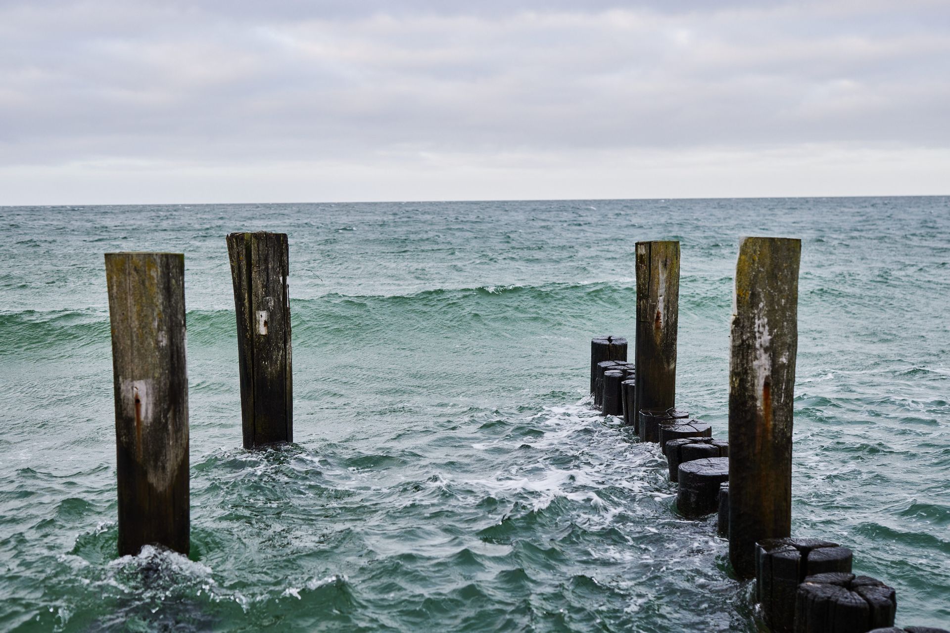 Arbeiten, wo Teamgefühl zählt – im Strandhotel Zingst Alter, kaputter Holzsteg der in die Ostsee hineinragt.