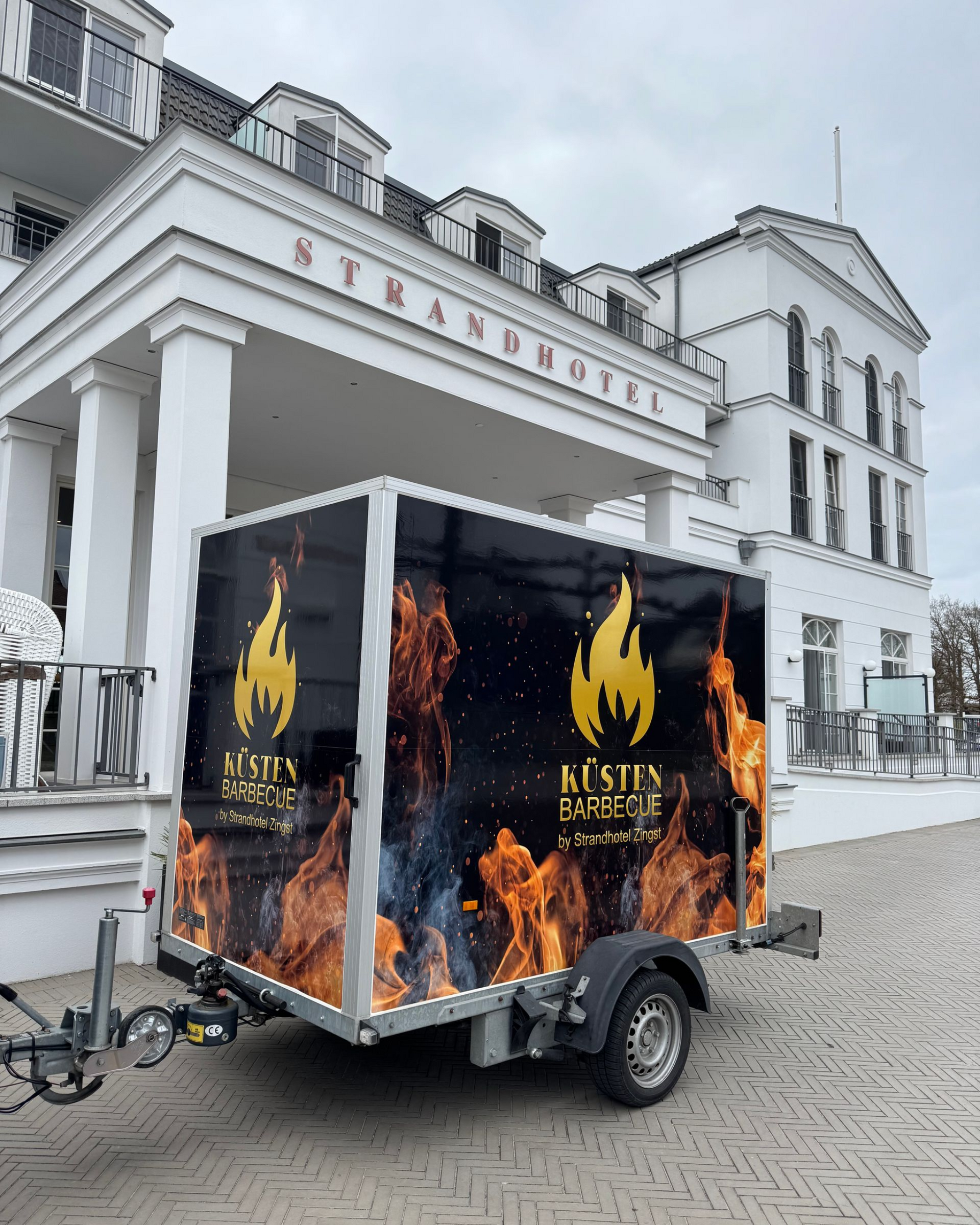 Küsten-Barbecue Anhänger vor dem Strandhotel Zingst