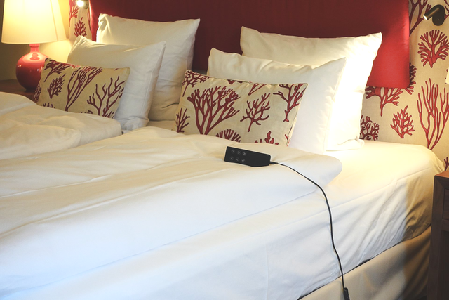 Barrierearmes Doppelzimmer mit Blick aufs Kingsize-Bett mit verstellbaren Kopf- und Fußteil