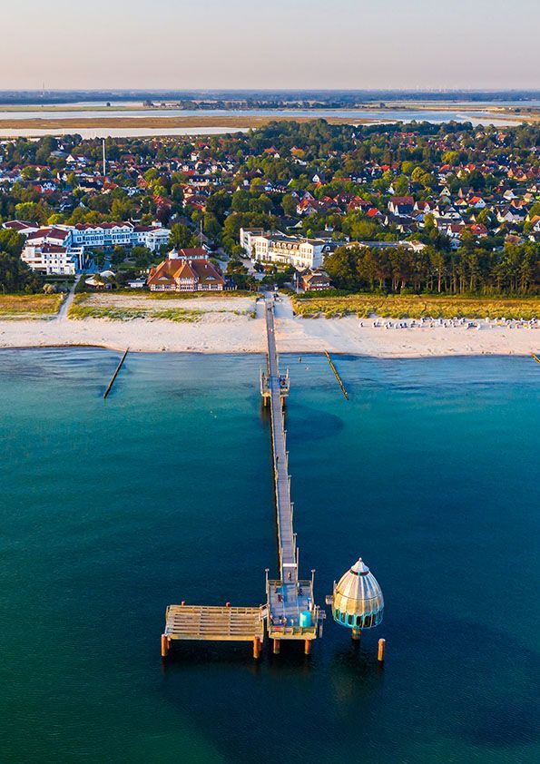 Drohnenbild seebrücke Zingst mit Blick auf das Strandhotel zingst