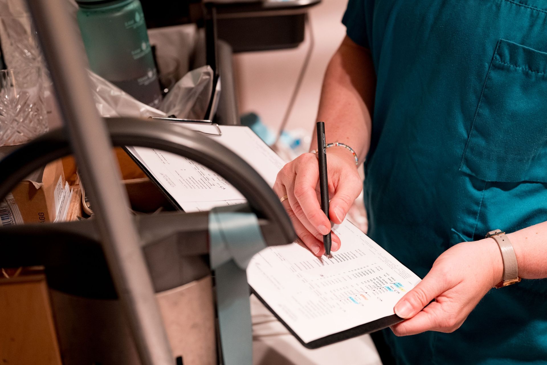 Weißes Hotel in der Abenddämmerung mit Lichtern, Bogenfenstern und einem gepflasterten Eingang.
