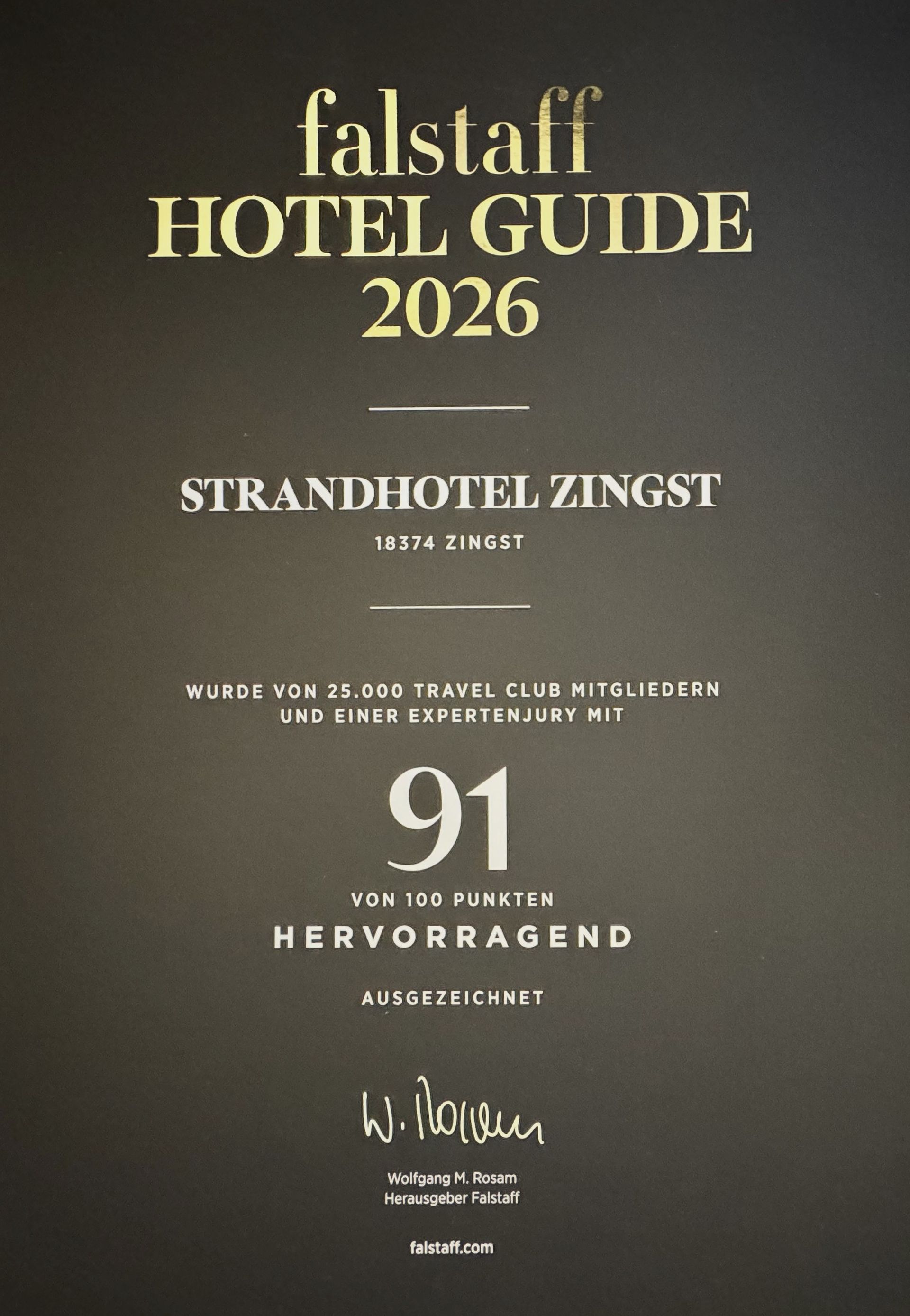 Falsläff Hotel Guide 2026 Cover für das Strånhotel Zingst, dunkles minimalistisches Design mit goldener Schrift.