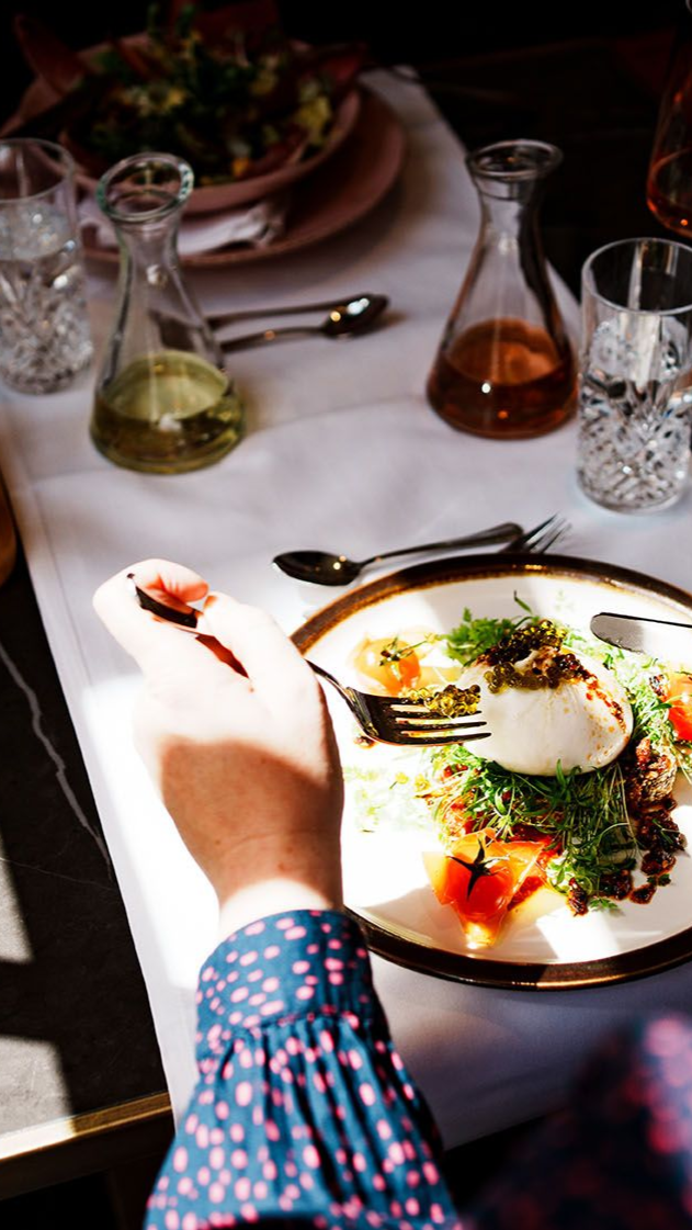 Kulinarik im Restaurant Nautica Genussvoll speisen im Restaurant Nautica – Mozzarella-Gericht mit Wein