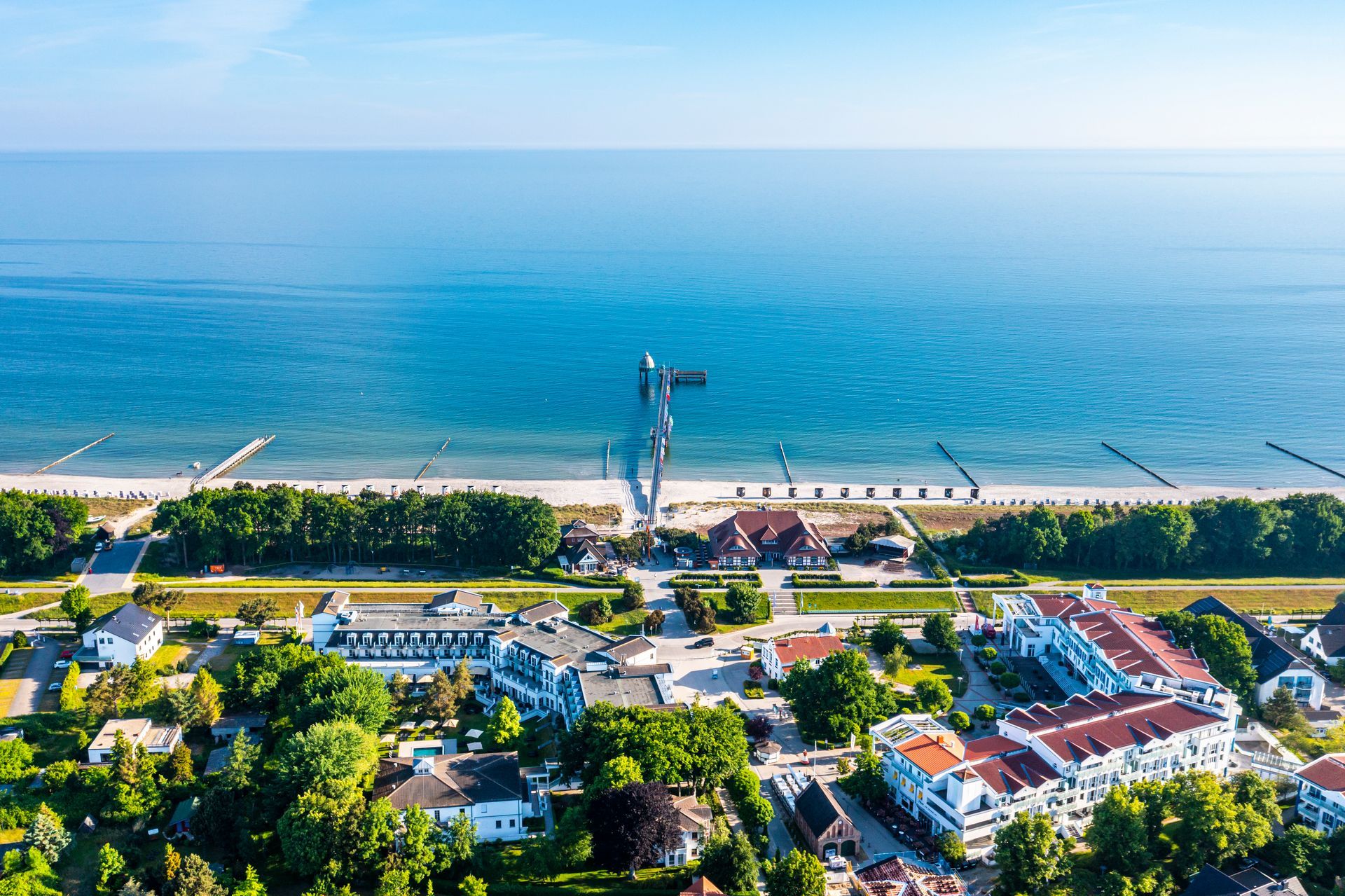 Zingst von oben. Strandhotel Zingst an der Ostsee.
