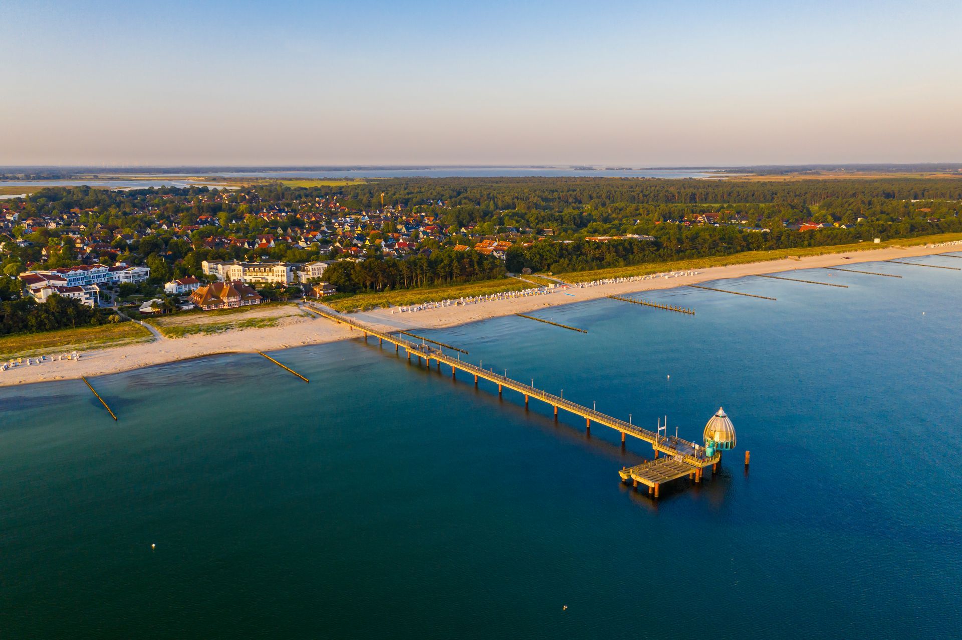 Strandhotel Zingst - Einatmen. Ausatmen. Ankommen. Drohnenansicht im Winter auf die Seebrücke und das Strandhotel Zingst