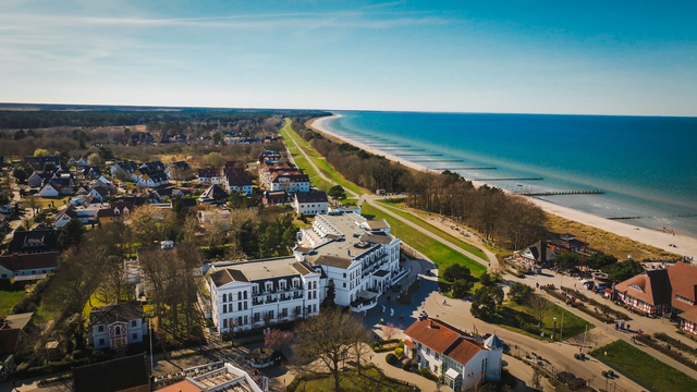 Strandhotel Zingst Außenansicht bei Sonnenuntergang an der Ostsee