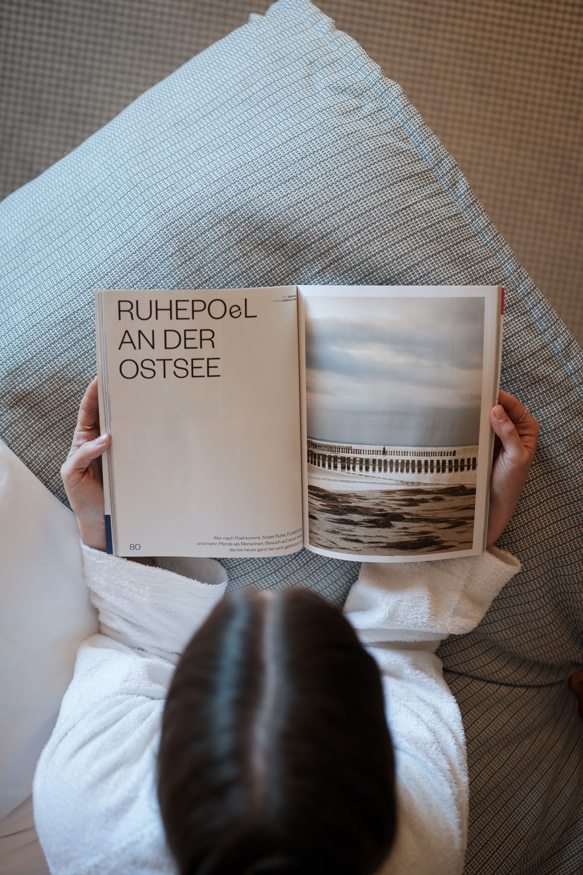 Roter Fonduetopf mit verschiedenen Gemüsesorten, bereit zum Eintauchen.