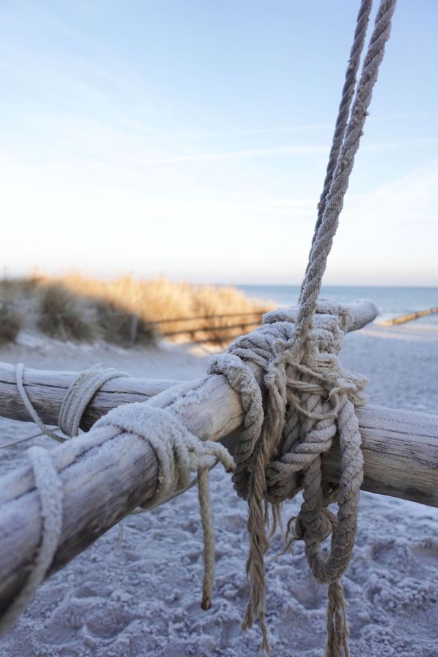 Ausschnitt der Strandschaukel im Hintergrund die Ostsee und das Dünengras