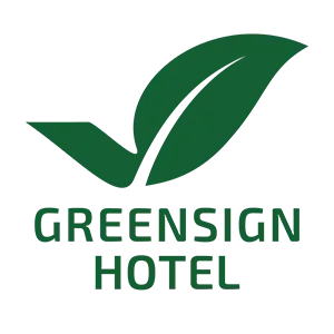 Grünes Blattlogo über dem Schriftzug „Greensign Hotel“ in dunkelgrüner Schrift.