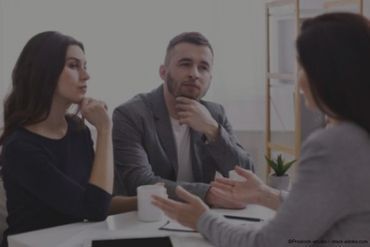 ETL Barth, Argauer und Kollegen Steuerberatungsgesellschaft mbH Ein Paar bei der Steuerberaterin