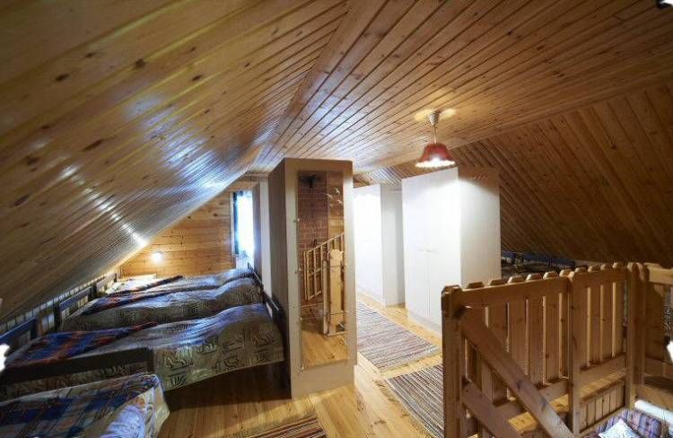 Maijalan metsästysmaja sisältä kuvattuna