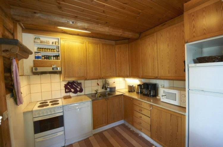 Maijalan mökin tilava keittiö