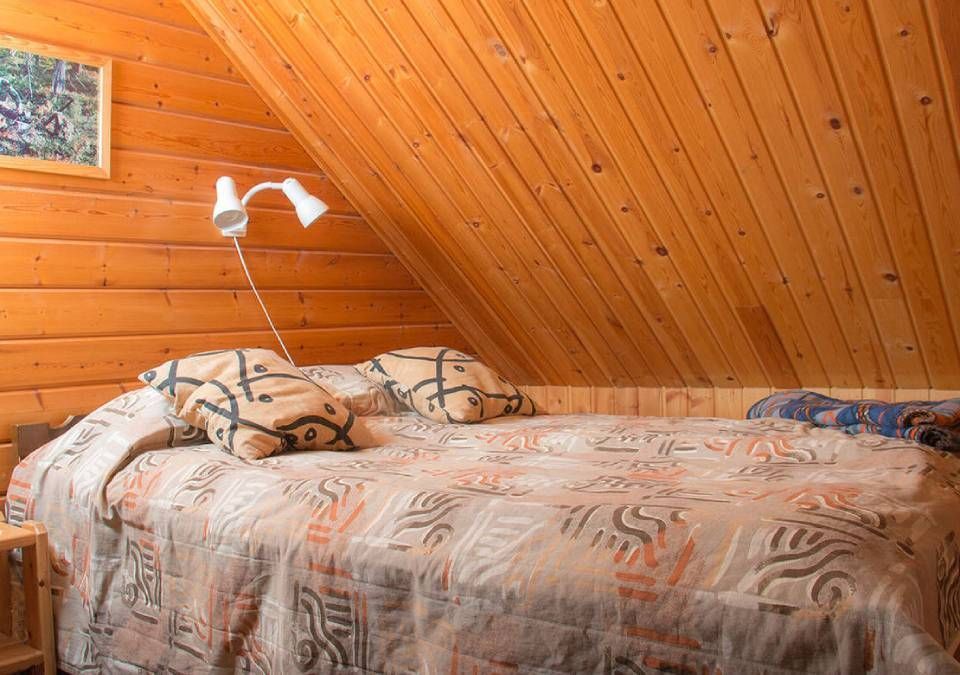 Maijalan metsästysmaja sisältä kuvattuna