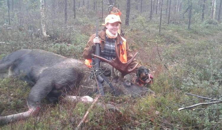 Metsästäjä ja metsästyskoira saaliin kanssa