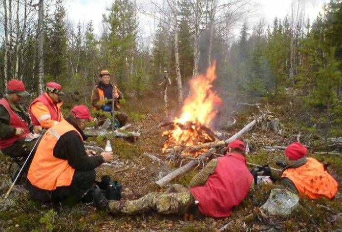 Metsästäjät tauolla nuotiolla