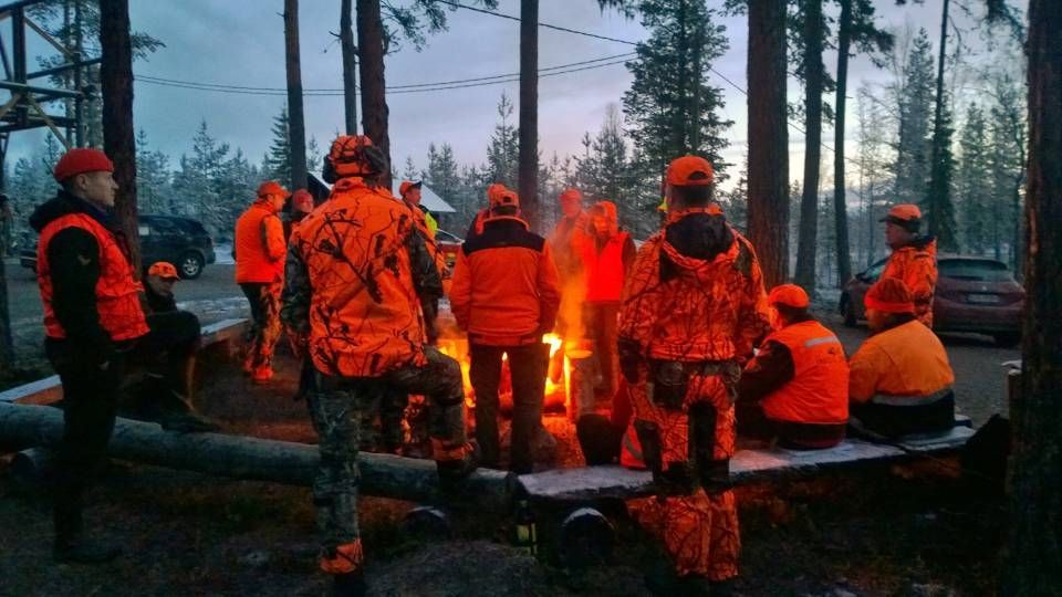 Metsästäjiä nuotion ääressä