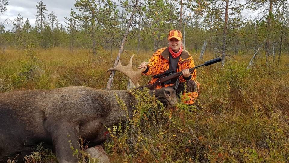 Metsästäjä ja hirvisaalis