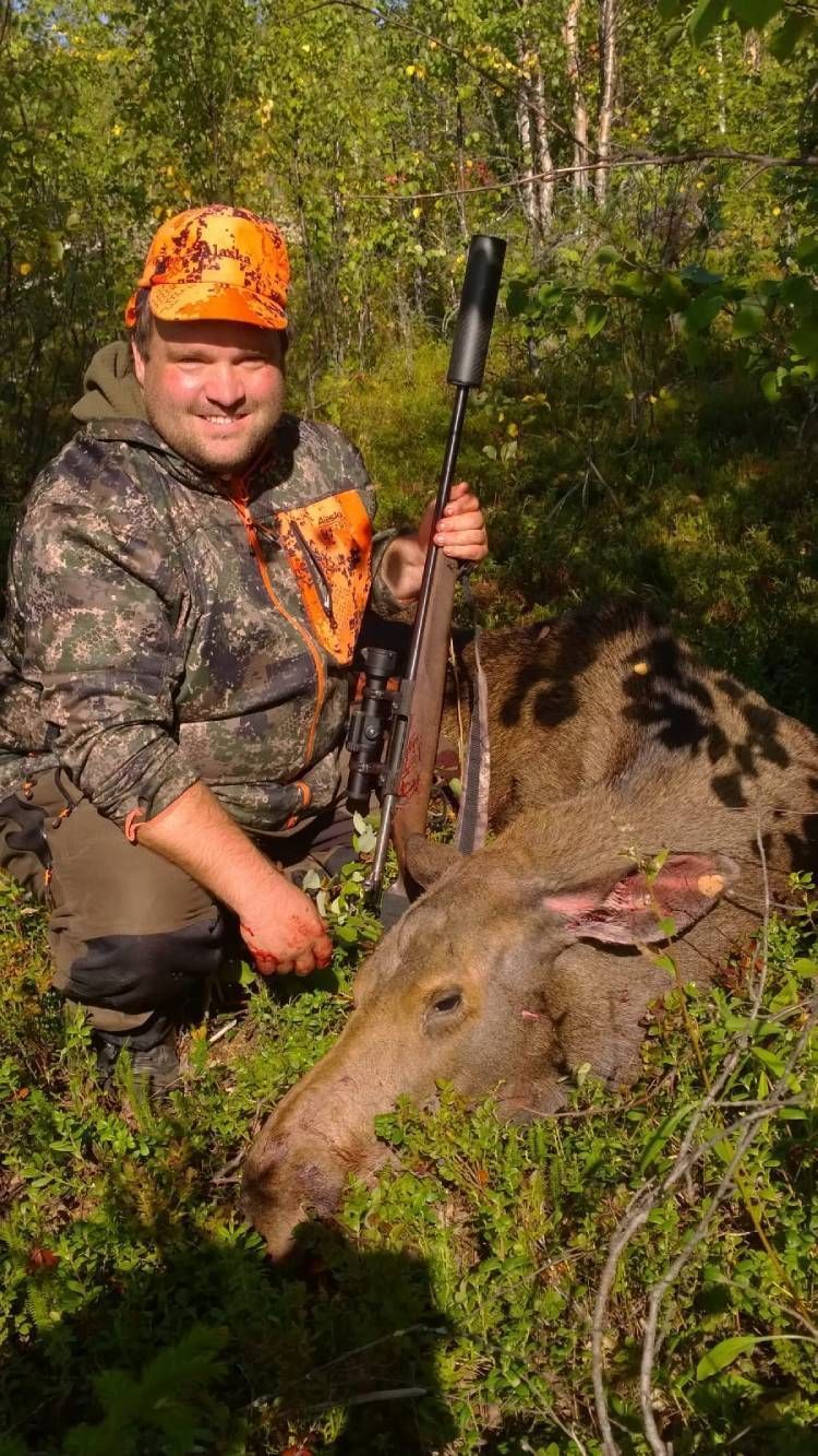 Metsästjä riistan kanssa