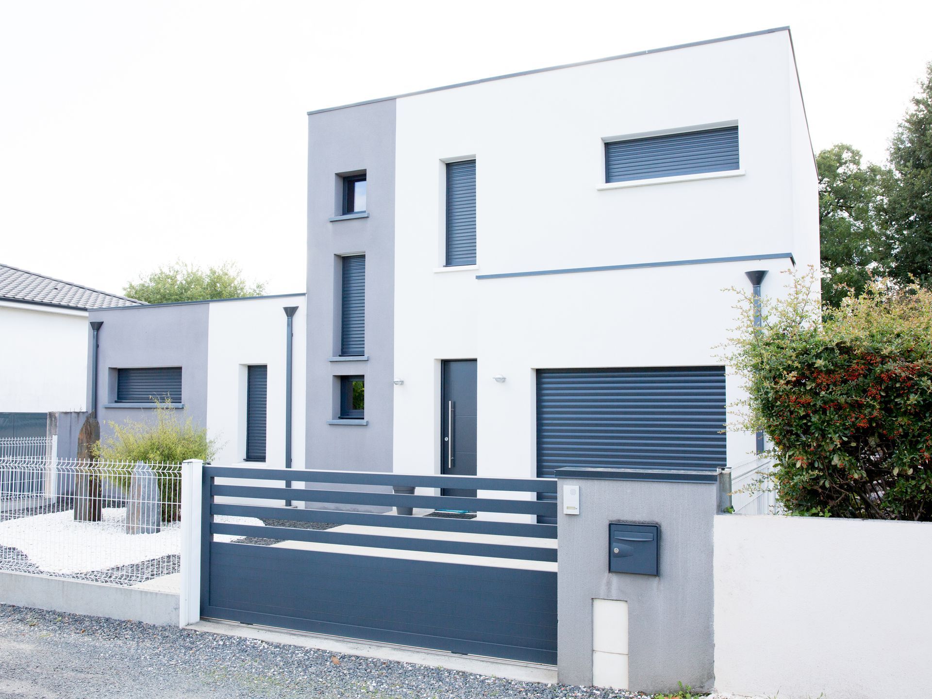 Maison cubique avec une façade bicolore