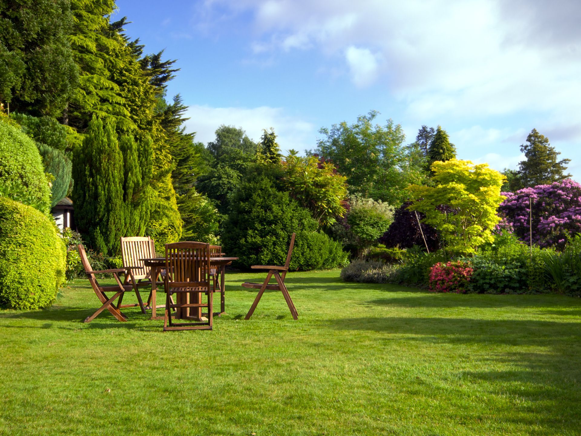 Pelouse tondue et salon de jardin
